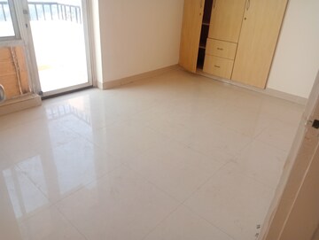 Room in 3.5 BHK Apartment at JMD Gardens, Sector 33 – for Rent