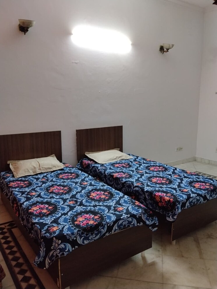 Bedroom, sector 66 6+ Bedroom 250 Sq.Mt. Independent House In Sector 66 Noida 9706585