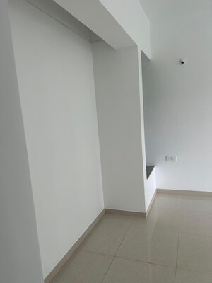 Room in 2 BHK Apartment at Kalpataru Immensa, Kolshet Road – for Rent