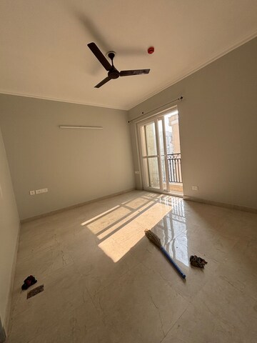 Room in 2 BHK Apartment at AIG Park Avenue, Sector 4 Greater Noida – for Sale