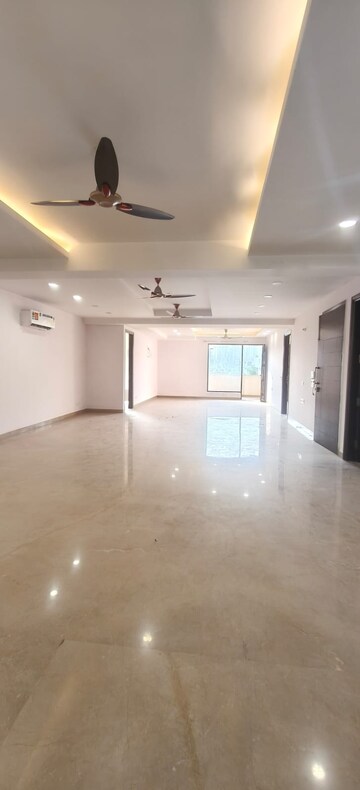 Room in 4 BHK Builder Floor at Ansal Plaza Sector-23, Sector 23 – for Rent