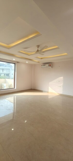Room in 4 BHK Builder Floor at Ansal Plaza Sector-23, Sector 23 – for Rent