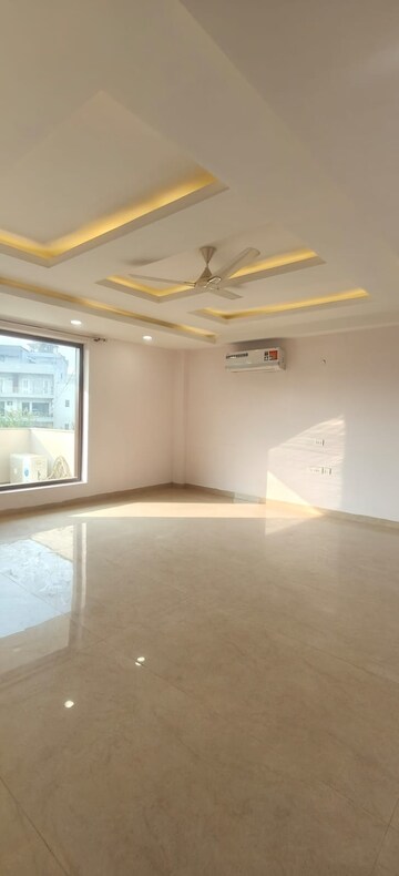 Room in 4 BHK Builder Floor at Ansal Plaza Sector-23, Sector 23 – for Rent
