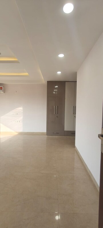 Room in 4 BHK Builder Floor at Ansal Plaza Sector-23, Sector 23 – for Rent