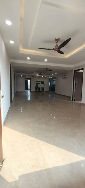 Room in 4 BHK Builder Floor at Ansal Plaza Sector-23, Sector 23 – for Rent