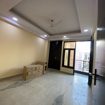 Room in 3 BHK Builder Floor at Chattarpur – for Rent