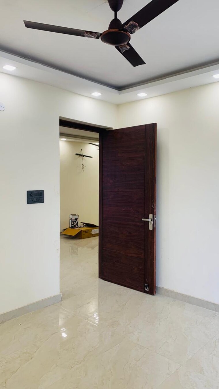 Room, ashoka enclave 4 Bedroom 300 Sq.Yd. Builder Floor In Ashoka Enclave Faridabad 9706602