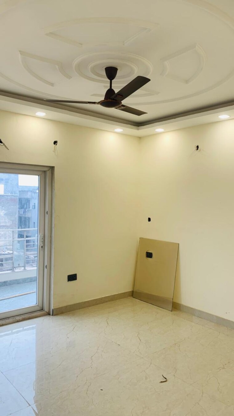 Room, ashoka enclave 4 Bedroom 300 Sq.Yd. Builder Floor In Ashoka Enclave Faridabad 9706602