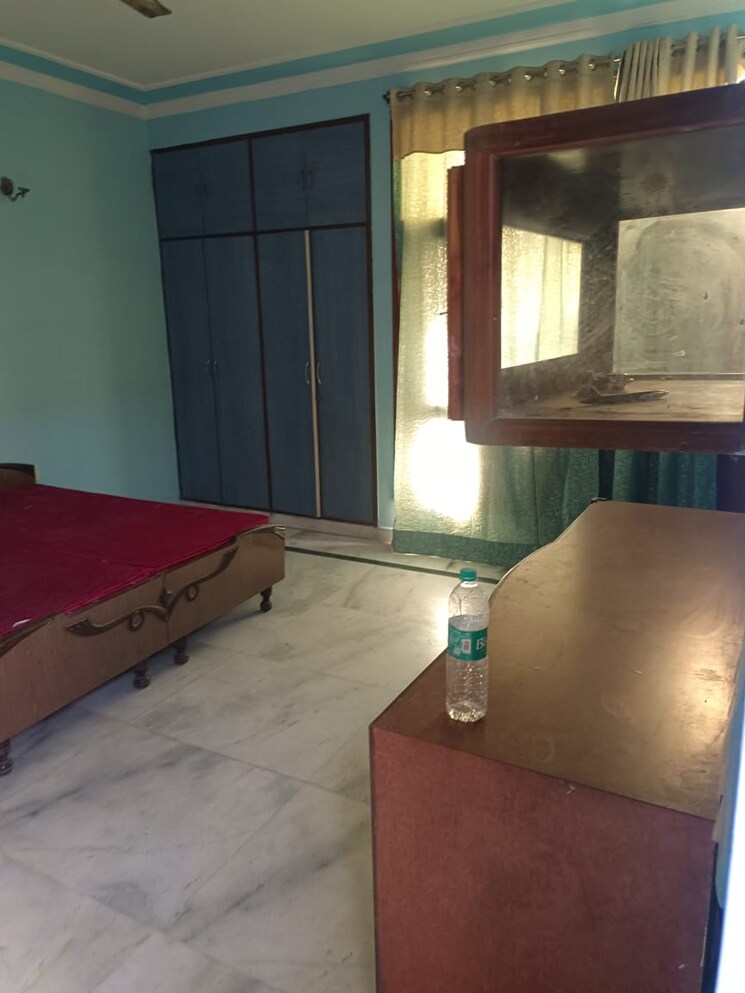 Room, sector 55 2.5 Bedroom 1250 Sq.Ft. Builder Floor In Sector 55 Noida 9706763