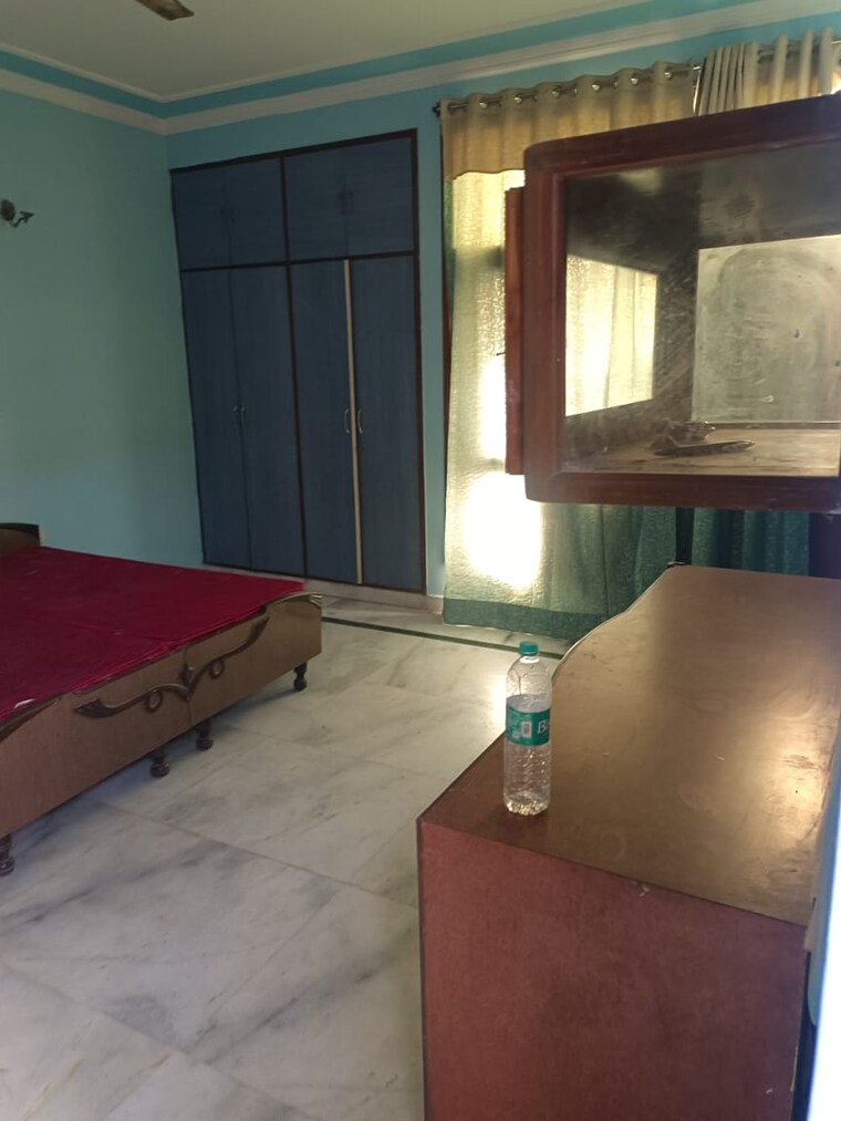 Room, sector 55 2.5 Bedroom 1250 Sq.Ft. Builder Floor In Sector 55 Noida 9706763