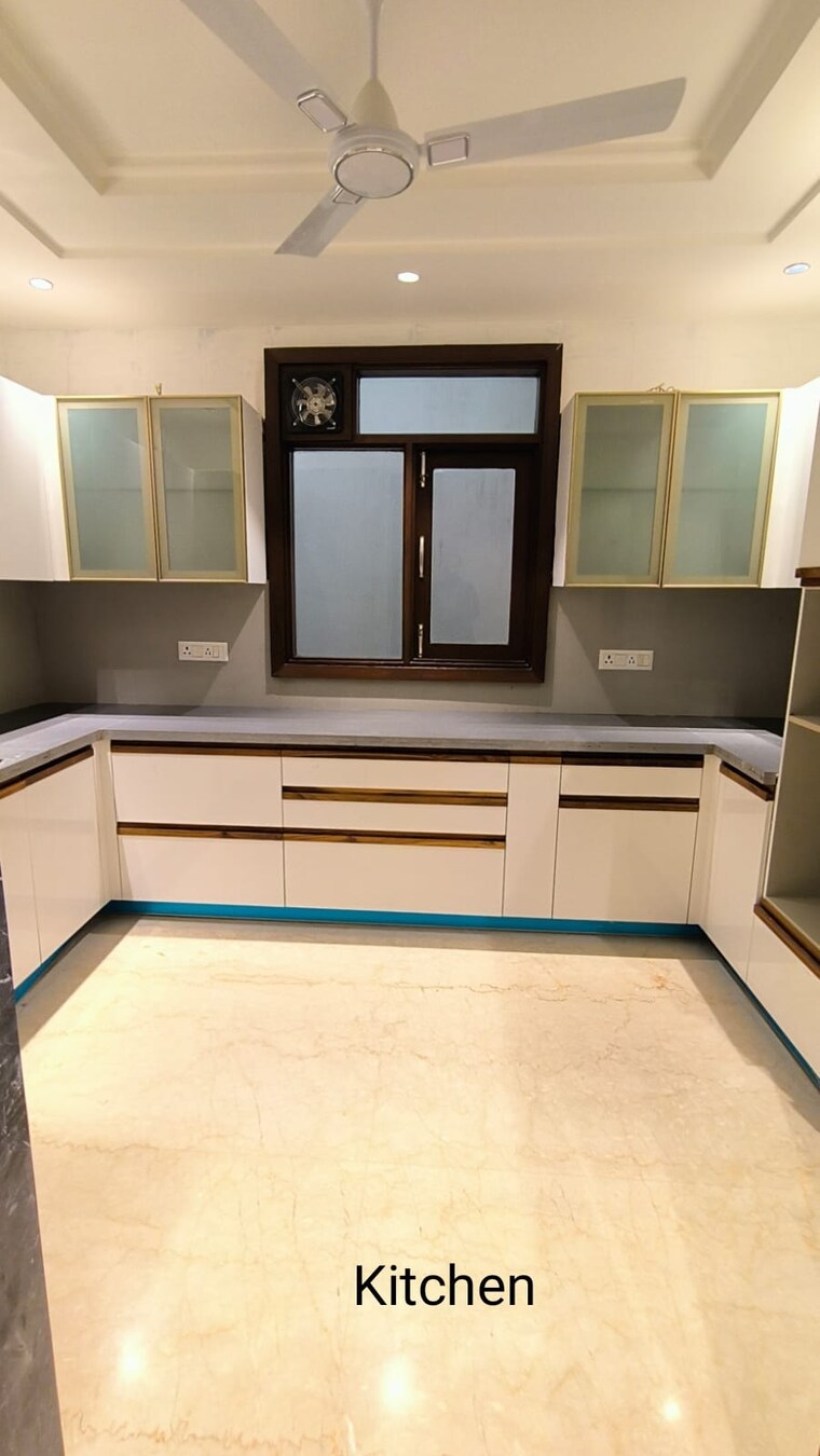Room, greater kailash ii 3 Bedroom 250 Sq.Yd. Builder Floor In Greater Kailash ii Delhi 9706882