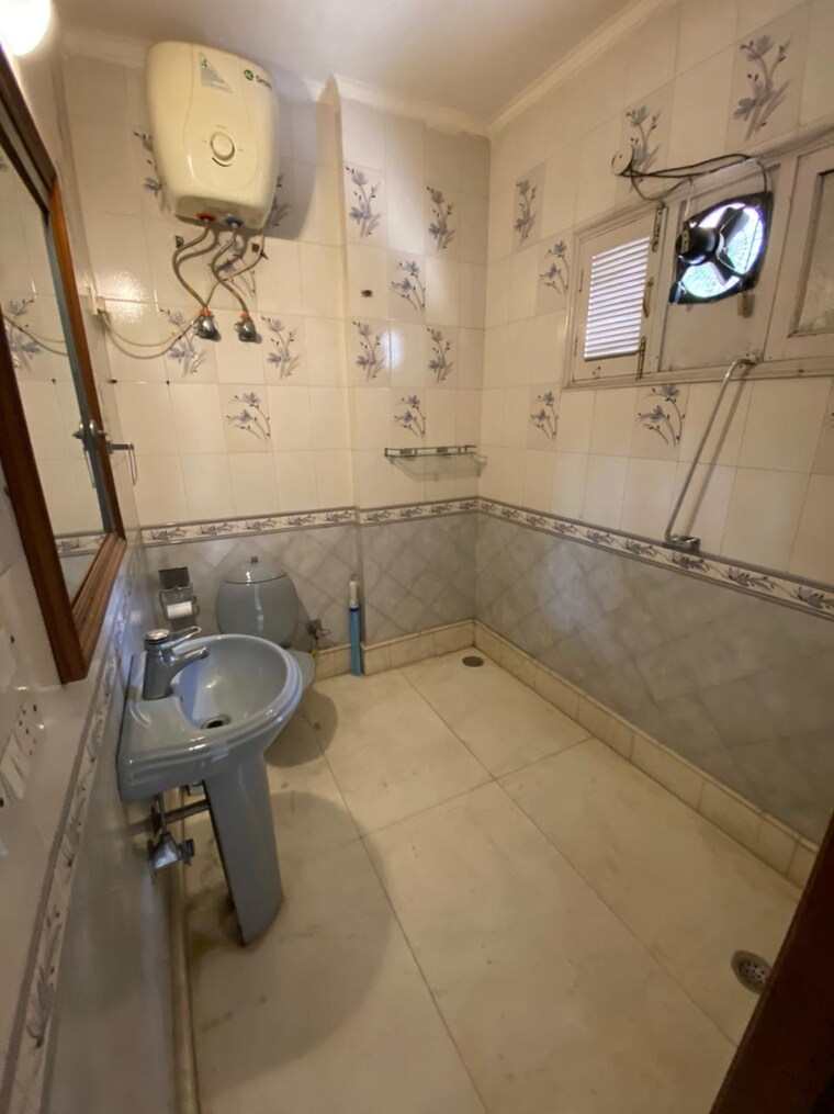 Bathroom, greater kailash i 3 Bedroom 300 Sq.Yd. Builder Floor In Greater Kailash I Delhi 9706925
