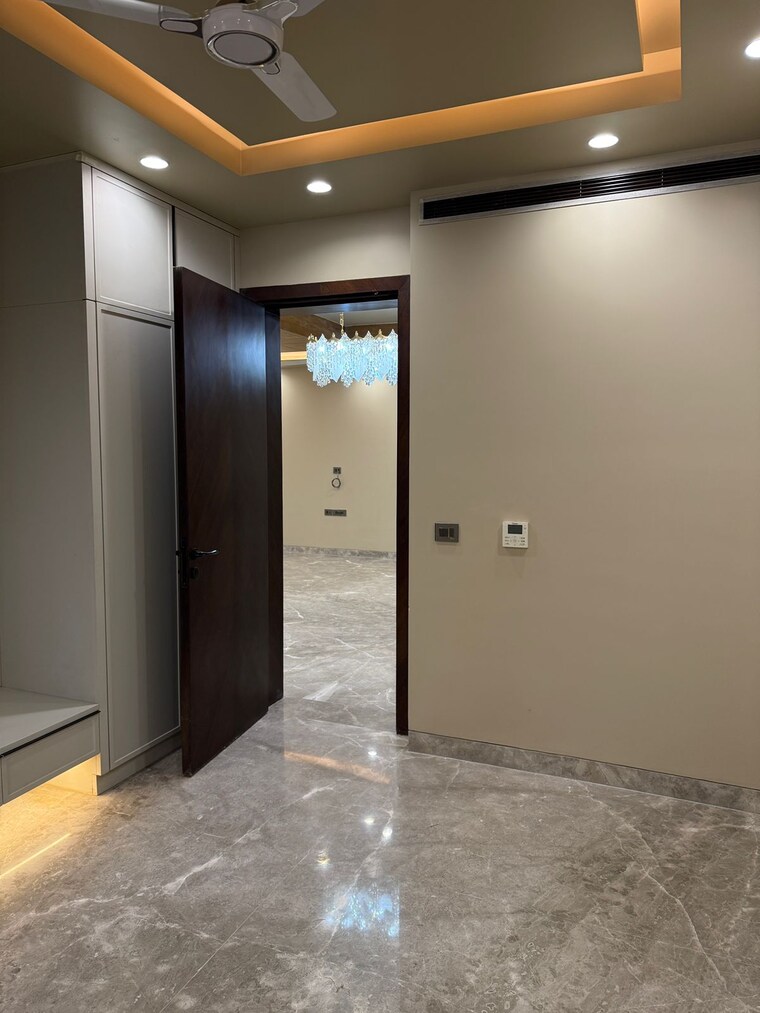 Room, malcha marg 3 Bedroom 375 Sq.Yd. Builder Floor In Malcha Marg Delhi 9706981