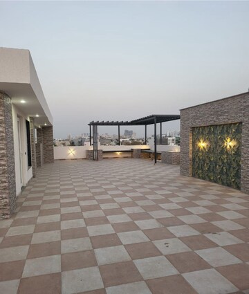 Parking in 3 BHK Builder Floor at Malcha Marg – for Sale