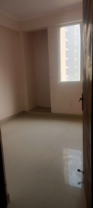 Room in 2.5 BHK Apartment at Amrapali Golf Homes, Sector 4 Greater Noida – for Sale