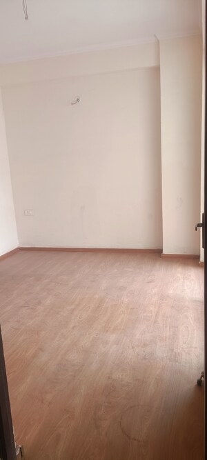 Room in 2.5 BHK Apartment at Amrapali Golf Homes, Sector 4 Greater Noida – for Sale