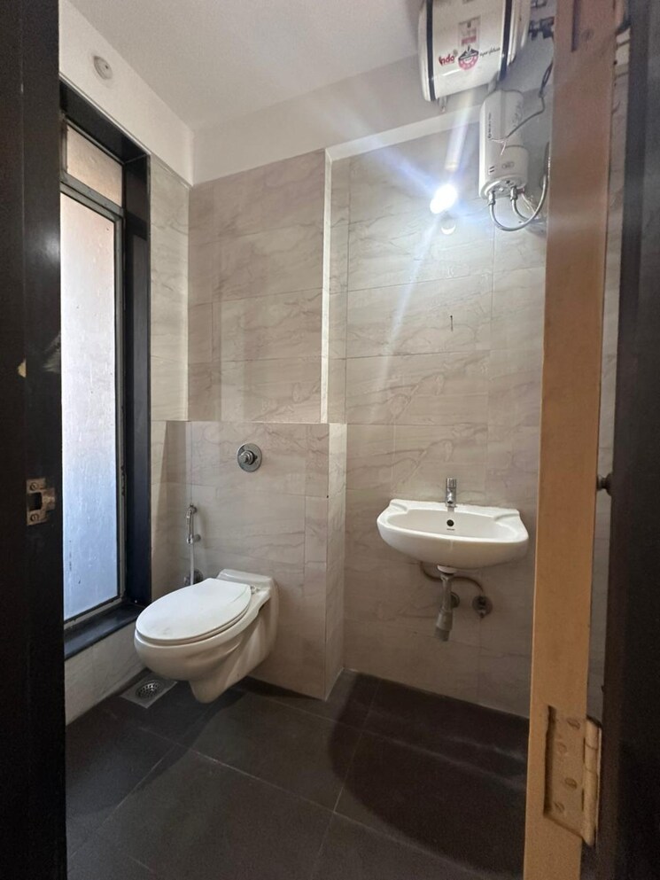 Bathroom, sheth-vasant-athena 3 Bedroom 900 Sq.Ft. Apartment In Laxmi Nagar Thane 9707235