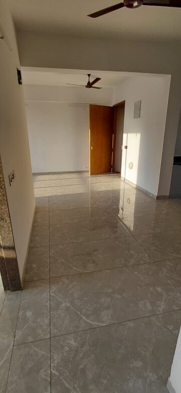 Room in 3 BHK Apartment at Thaltej – for Rent