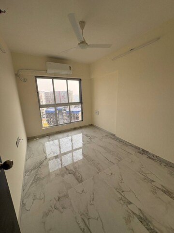 Room in 2 BHK Apartment at JP Eminence, Andheri West – for Rent