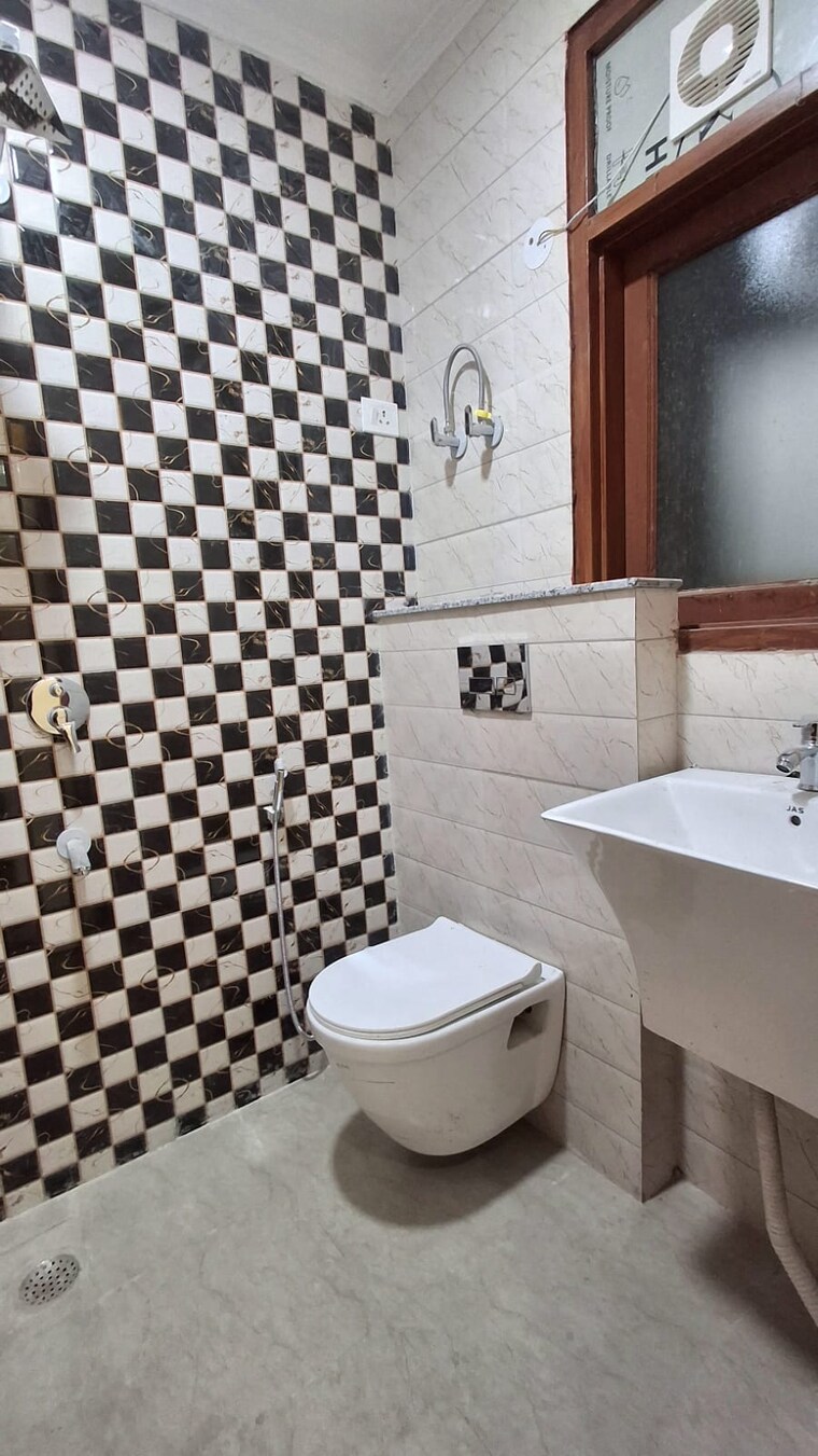 Bathroom, freedom fighters enclave 1 Bedroom 500 Sq.Ft. Builder Floor In Freedom Fighters Enclave Delhi 9708645