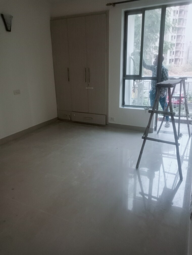 Room, sector 33 4 Bedroom 2400 Sq.Ft. Apartment In Sector 33 Gurgaon 9708728
