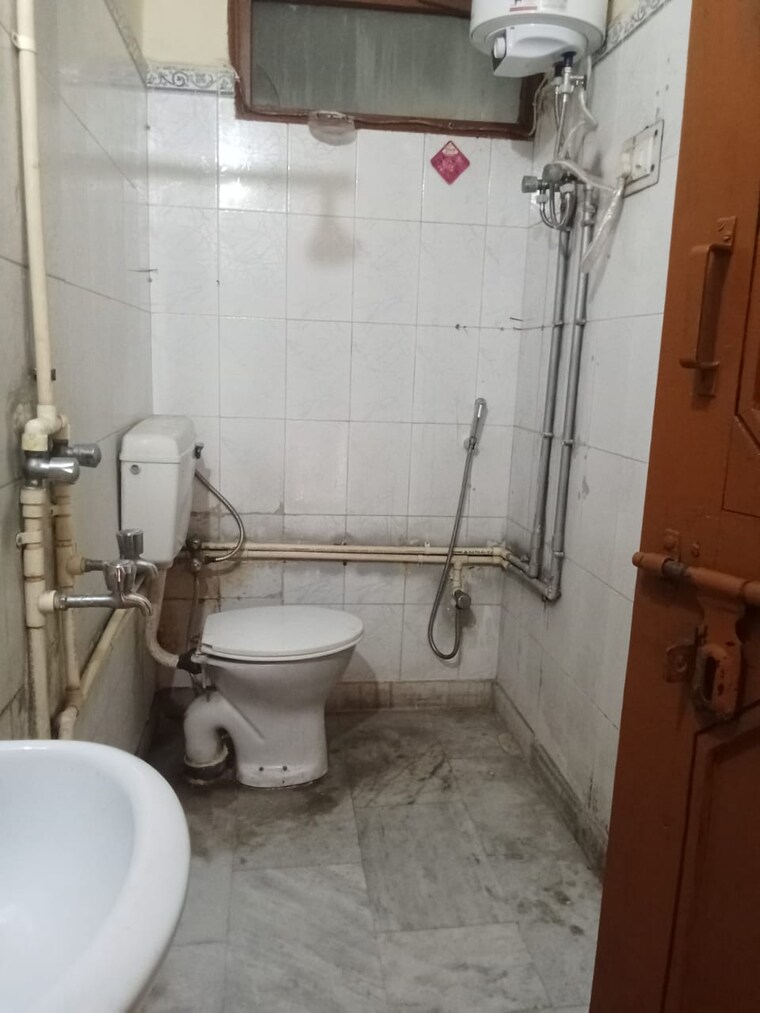 Bathroom, mayur vihar 2.5 Bedroom 800 Sq.Ft. Builder Floor In Mayur Vihar Delhi 9708804