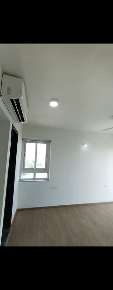 Room in 3.5 BHK Apartment at One Indiabulls Centre, Parel – for Rent