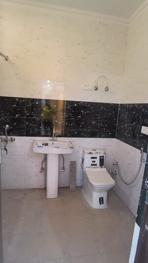 Attached Bathroom in 3 BHK Builder Floor at Green Fields Colony – for Rent