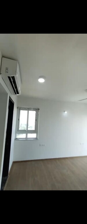 Room in 3.5 BHK Apartment at Indiabulls One Indiabulls, Pokhran Road No Two – for Rent