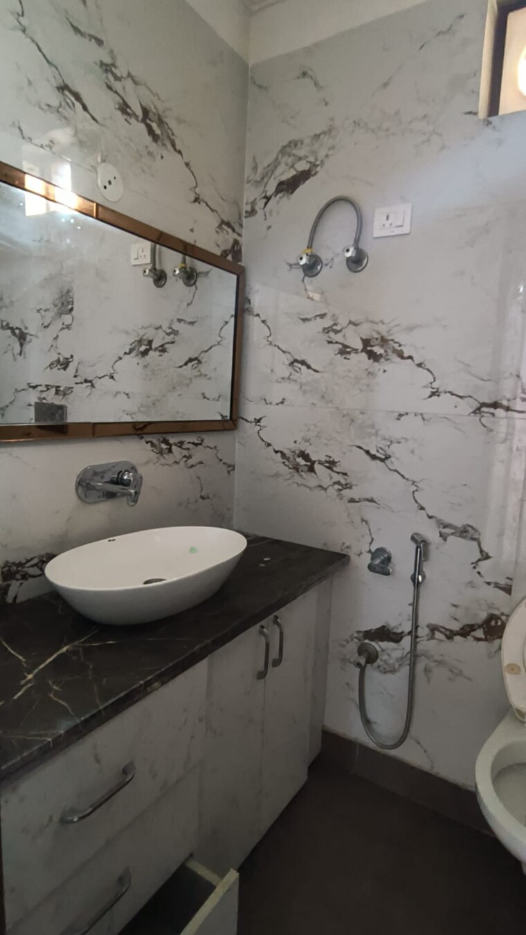 Bathroom, green fields colony 3 Bedroom 145 Sq.Yd. Builder Floor In Green Fields Colony Faridabad 9709103