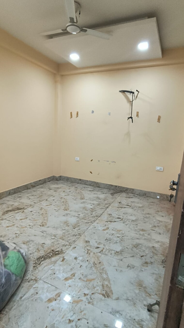 Room, green fields colony 3 Bedroom 145 Sq.Yd. Builder Floor In Green Fields Colony Faridabad 9709103