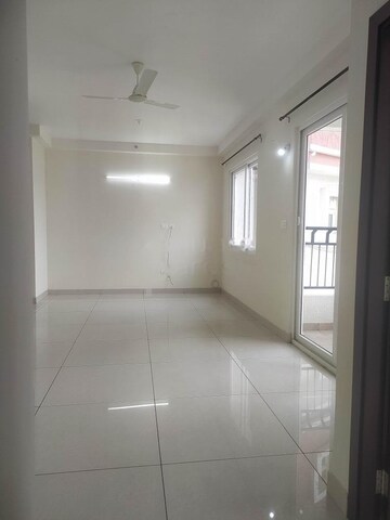 Room in 2 BHK Apartment at Prestige Lakeside Habitat, Varthur – for Rent