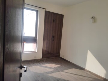 Room in 2 BHK Apartment at Unitech The Residences Gurgaon, Sector 33 – for Rent