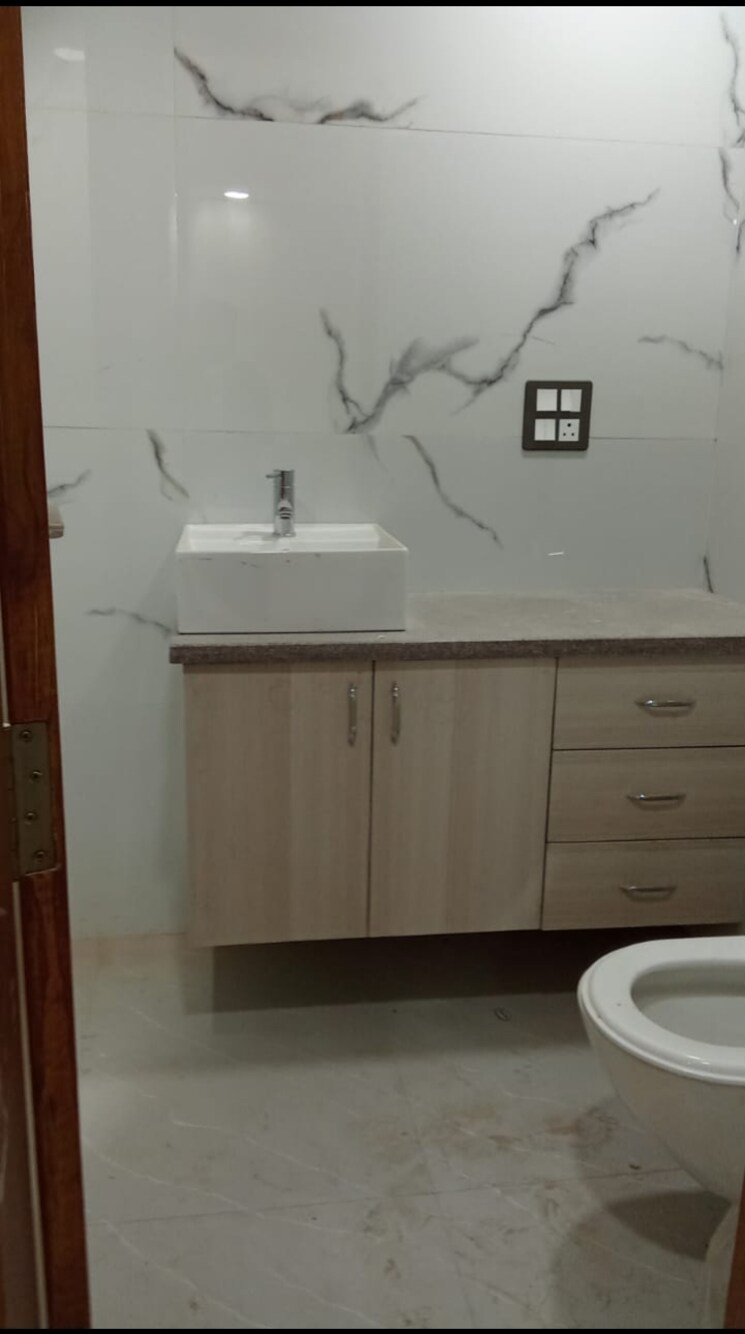 Bathroom, freedom fighters enclave 4 Bedroom 1810 Sq.Ft. Builder Floor In Freedom Fighters Enclave Delhi 9709514