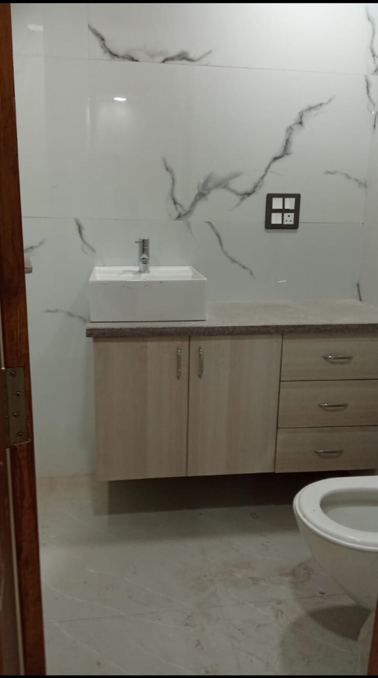 Bathroom, freedom fighters enclave 4 Bedroom 1810 Sq.Ft. Builder Floor In Freedom Fighters Enclave Delhi 9709514