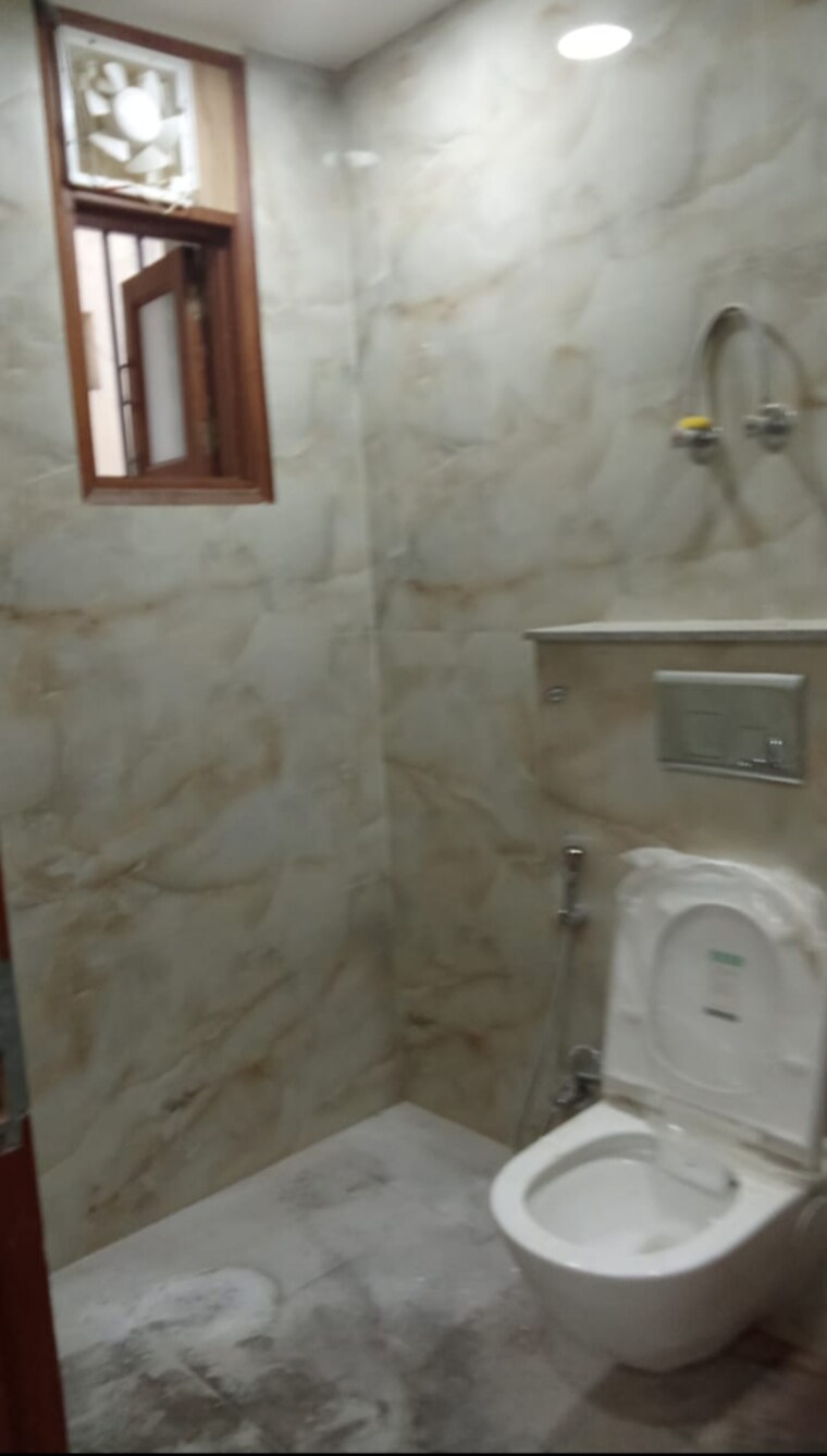 Bathroom, freedom fighters enclave 4 Bedroom 1810 Sq.Ft. Builder Floor In Freedom Fighters Enclave Delhi 9709514