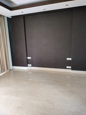 Room in 5 BHK Apartment at Salcon The Verandas, Sector 54 – for Rent
