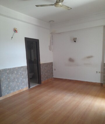 Room in 3.5 BHK Apartment at Amrapali Platinum, Sector 119 – for Rent