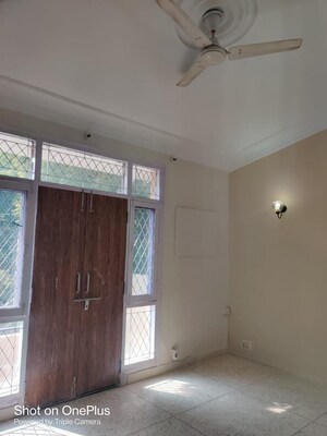 Room in 3 BHK Villa at Unitech Deerwood Chase, Nirvana Country – for Rent