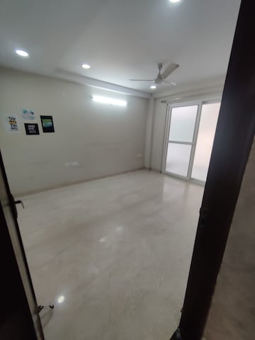 Room in 4 BHK Apartment at Central Park Resorts, Sector 48 – for Rent