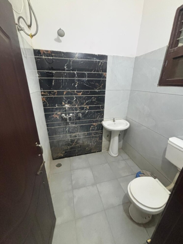 Bathroom, kharar mohali road 1 Bedroom 440 Sq.Ft. Apartment In Kharar Mohali Road Kharar 9710153