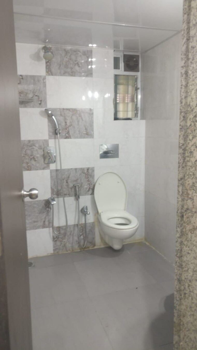 Bathroom, vile parle east 2 Bedroom 726 Sq.Ft. Builder Floor In Vile Parle East Mumbai 9710621