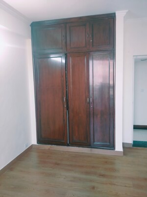 Room in 2 BHK Apartment at Unitech Palms, South City 1 – for Rent