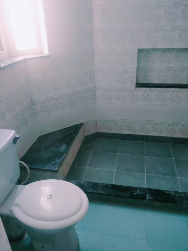 Bathroom, unitech-palms 2 Bedroom 1218 Sq.Ft. Apartment In South City 1 Gurgaon 9710199