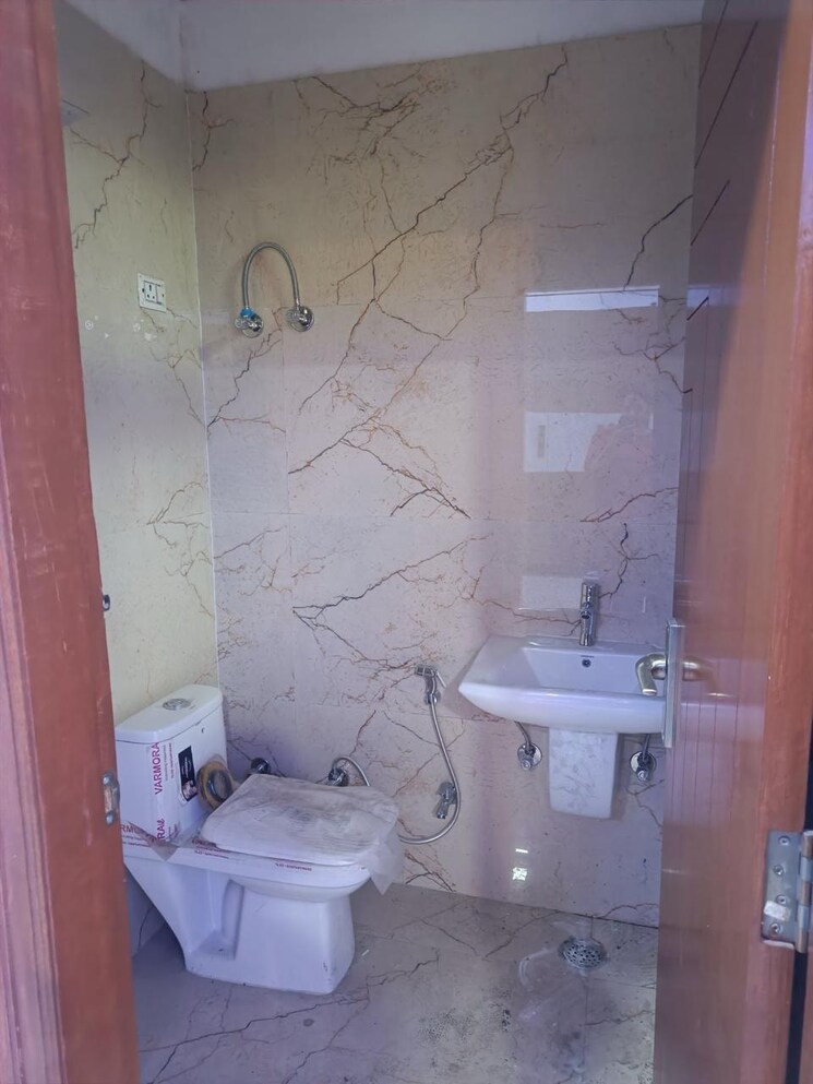 Bathroom, gyan khand i 3 Bedroom 1200 Sq.Ft. Builder Floor In Gyan Khand I Ghaziabad 9710192