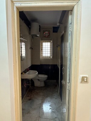 Bathroom in 1 BHK Builder Floor at Vaishali Sector 5 – for Rent