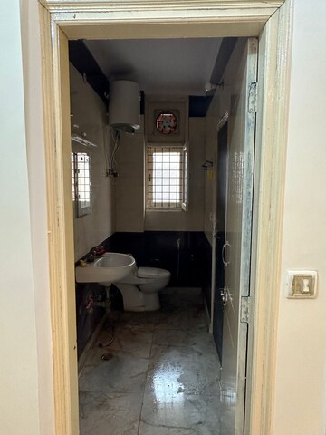 Bathroom in 1 BHK Builder Floor at Vaishali Sector 5 – for Rent