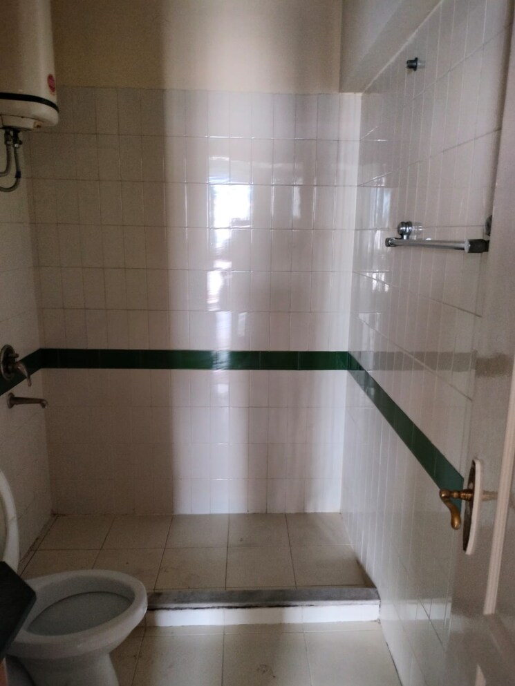 Bathroom, dlf-belvedere-towers 4 Bedroom 1750 Sq.Ft. Apartment In Sector 24 Gurgaon 9710528