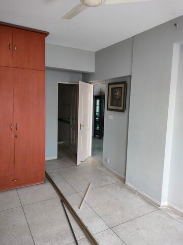 Room in 4 BHK Apartment at DLF Belvedere Towers, Sector 24 – for Rent