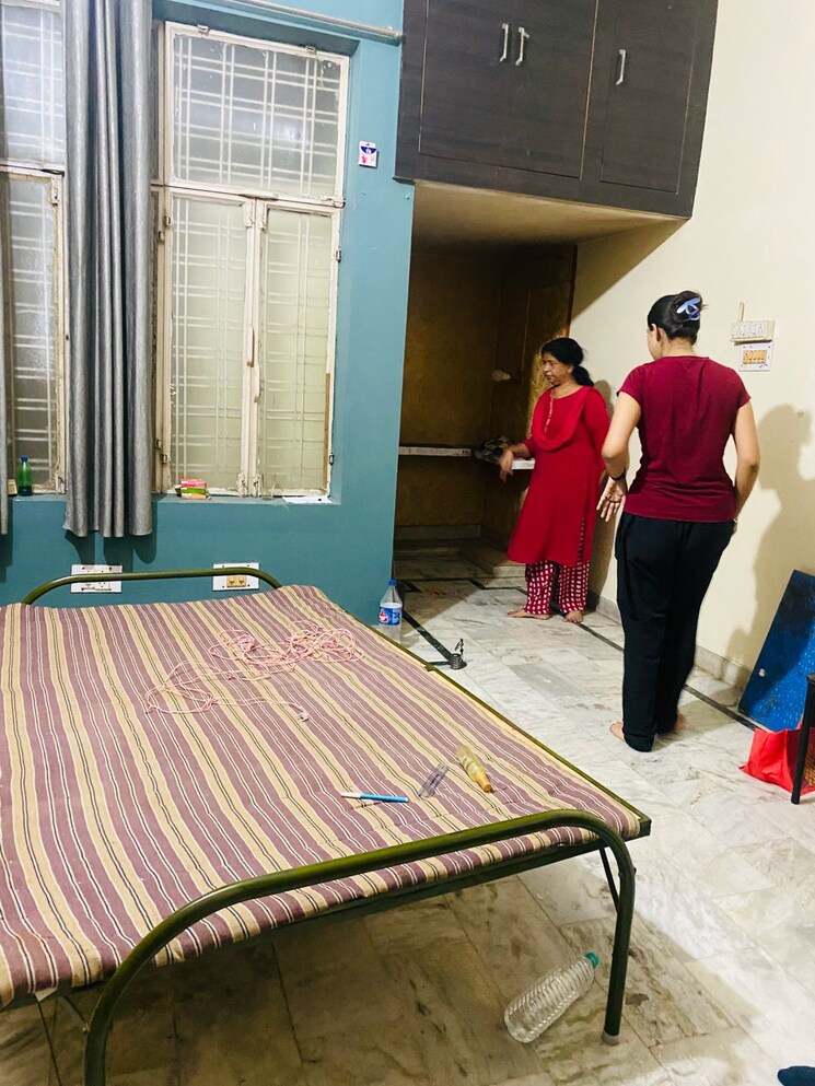 Room, vibhuti khand Pg For Boys & Girls In Vibhuti Khand 9710765